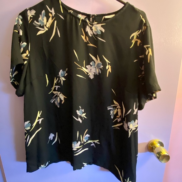 Woman’s short sleeve blouse - Picture 1 of 2